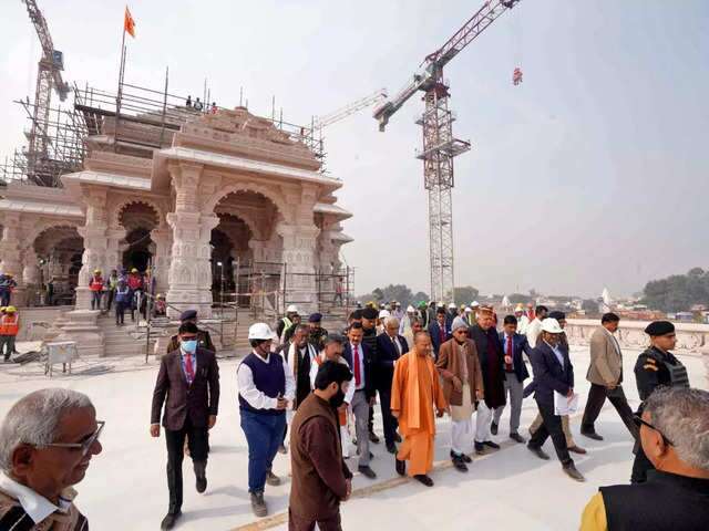 Yogi adityanath reached at temple 